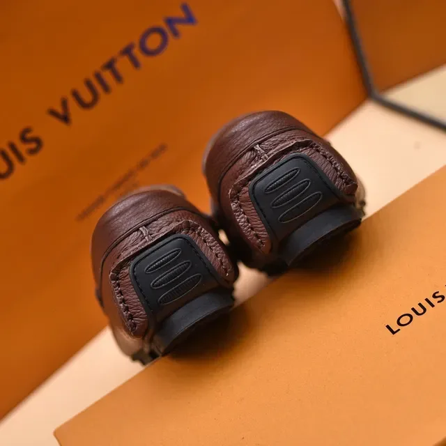 Louis Vuitton Loafer Marrón Dorado Cuero Granulado LV Medallion Loafer 2