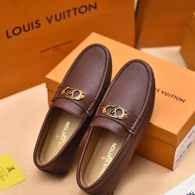 Louis Vuitton Loafer Marrón Dorado Cuero Granulado LV Medallion Loafer 3