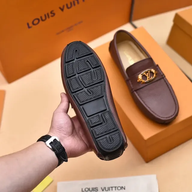 Louis Vuitton Loafer Marrón Dorado Cuero Granulado LV Medallion Loafer 4