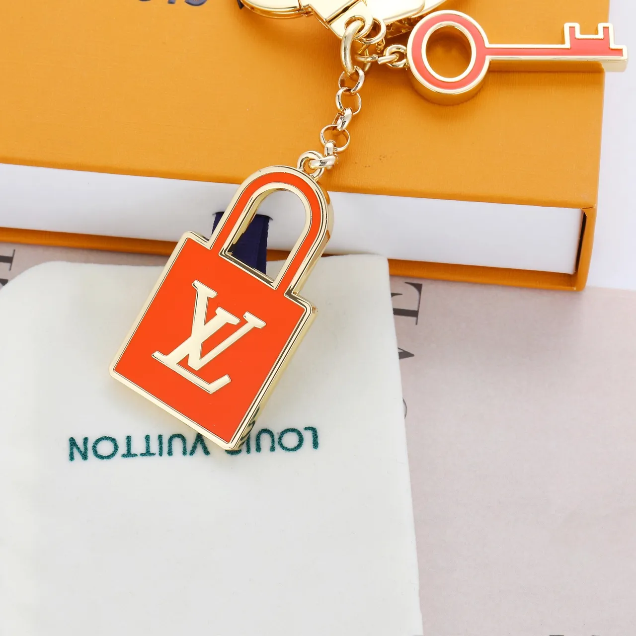 Louis Vuitton Lock & Key Laranja Dourado Metal Esmaltado Pulseira 2