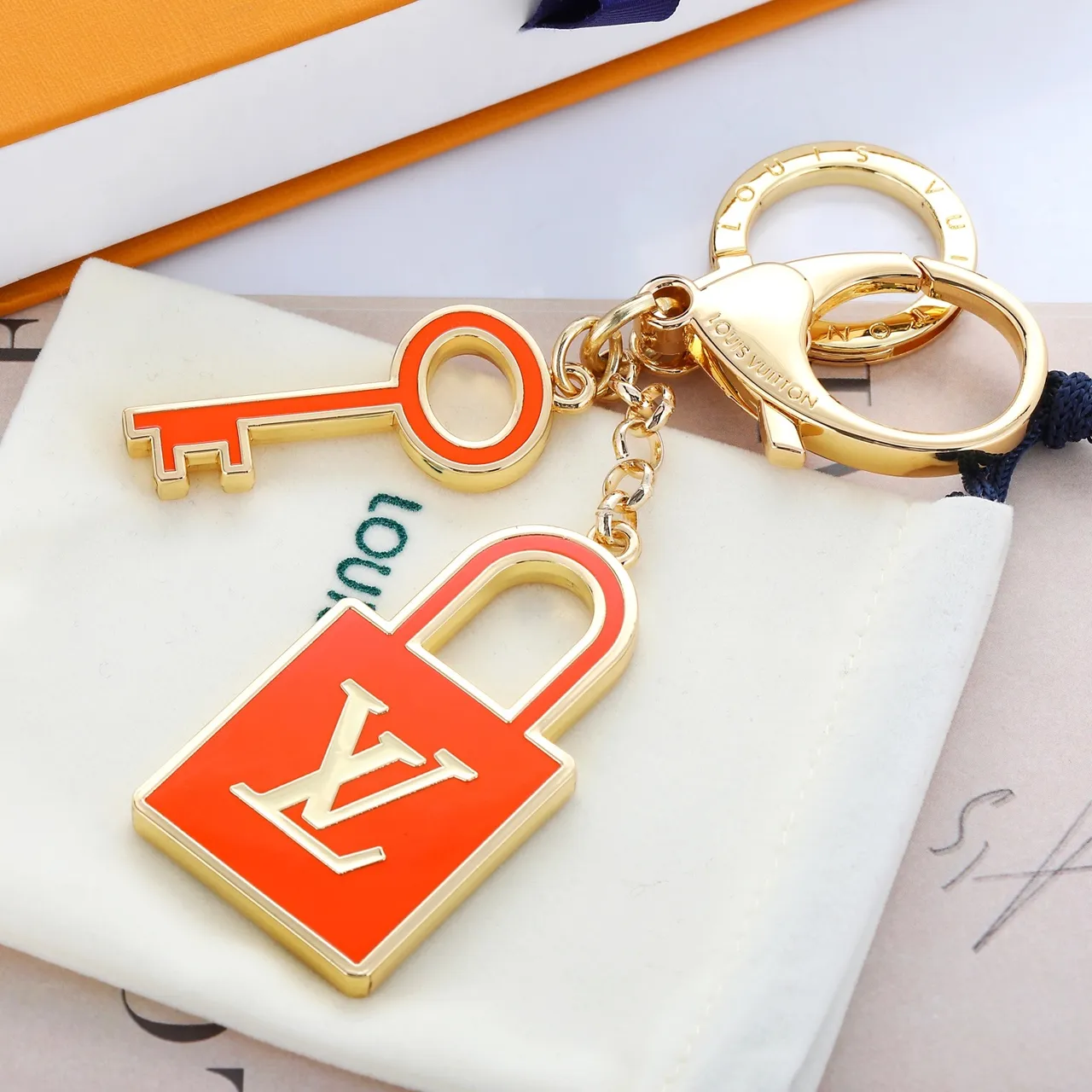 Louis Vuitton Lock & Key Laranja Dourado Metal Esmaltado Pulseira 3