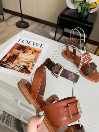 Louis Vuitton LV Archlight Monogram Tan sandálias gladiador 2