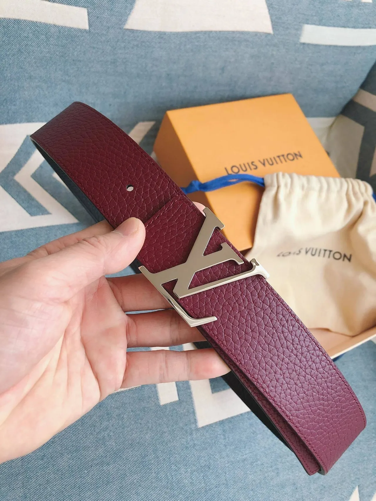 Louis Vuitton LV Cinturón de Cuero Granulado Burdeos 2