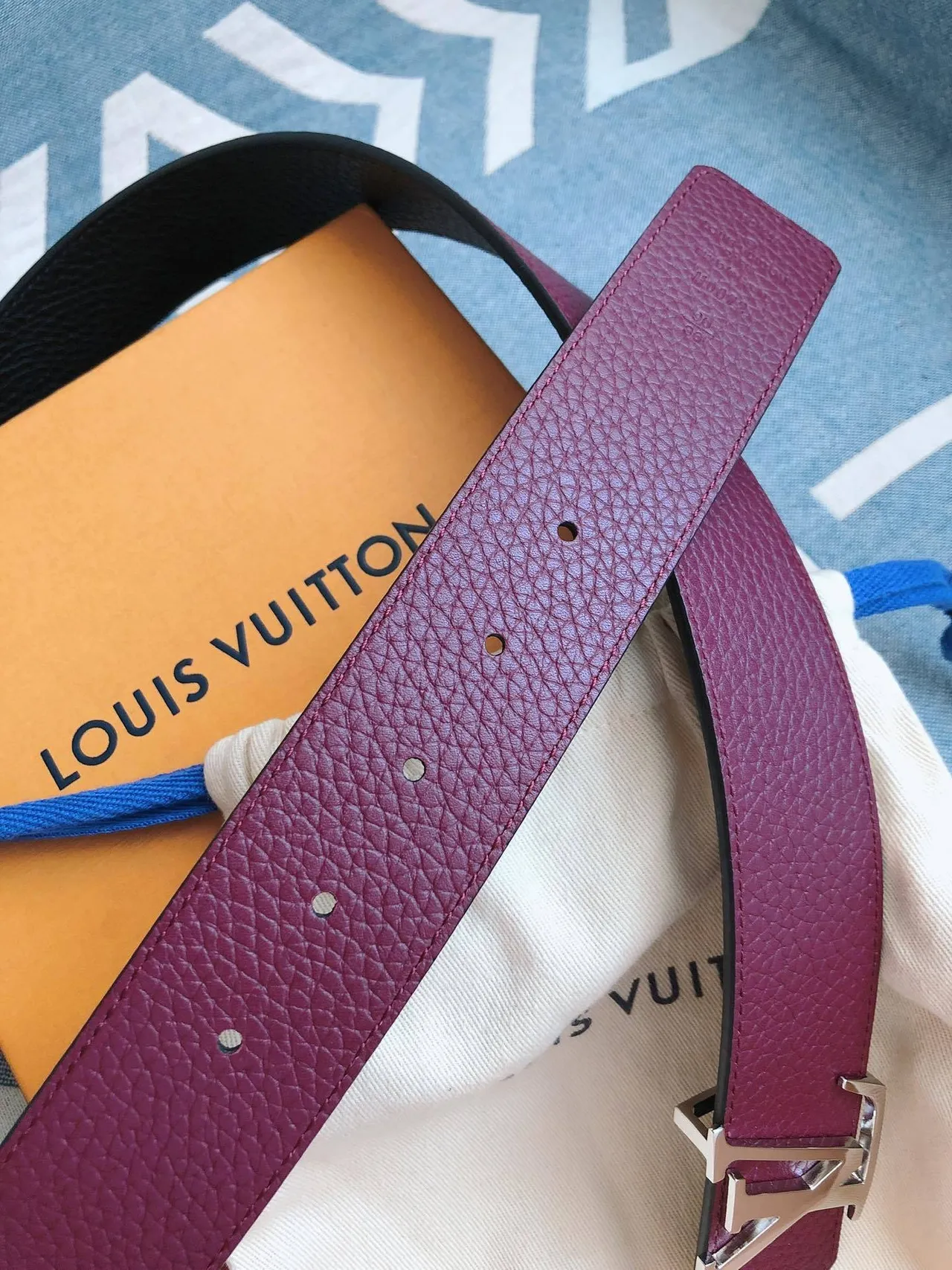 Louis Vuitton LV Cinturón de Cuero Granulado Burdeos 4