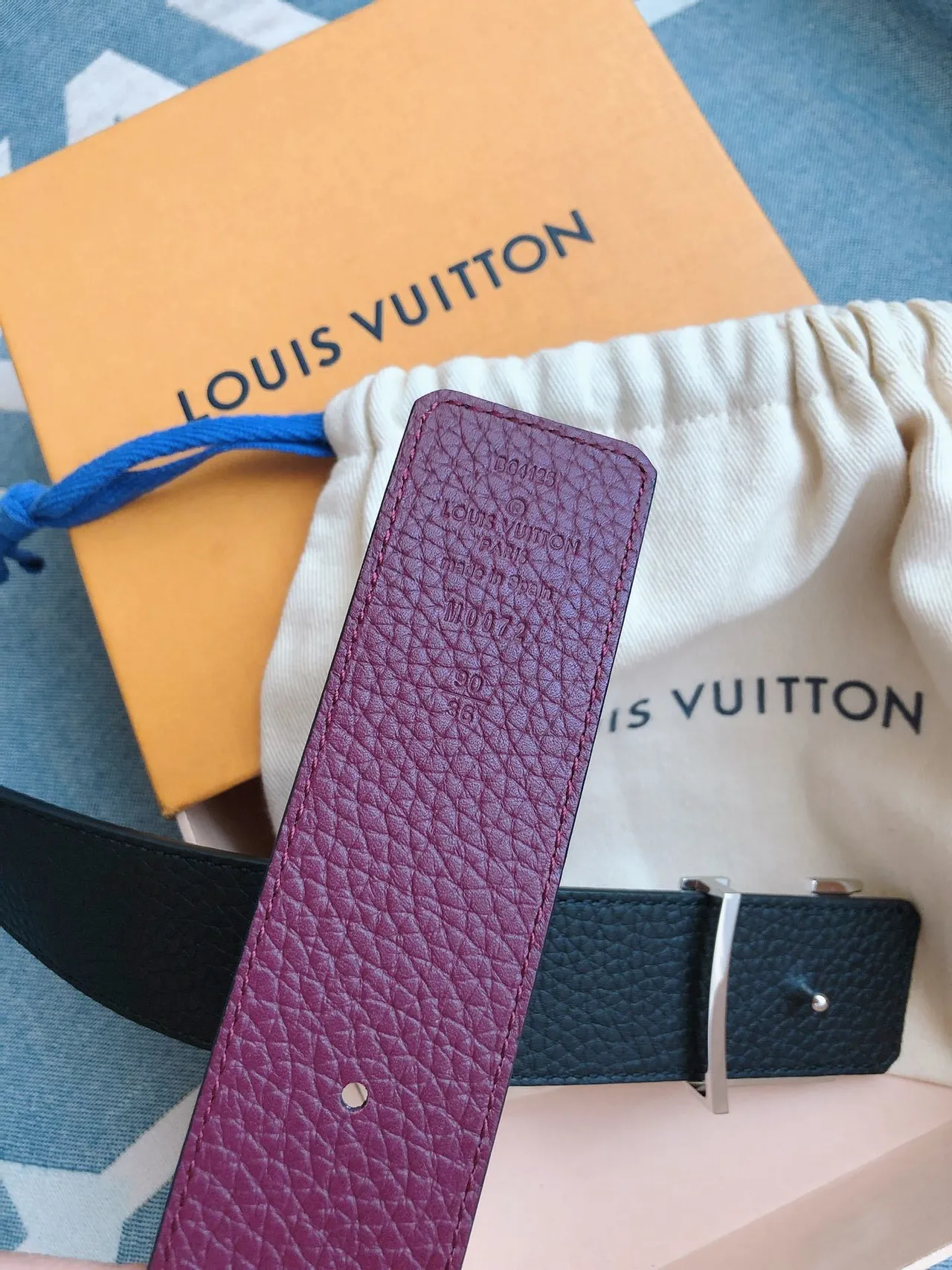 Louis Vuitton LV Cinturón de Cuero Granulado Burdeos 5
