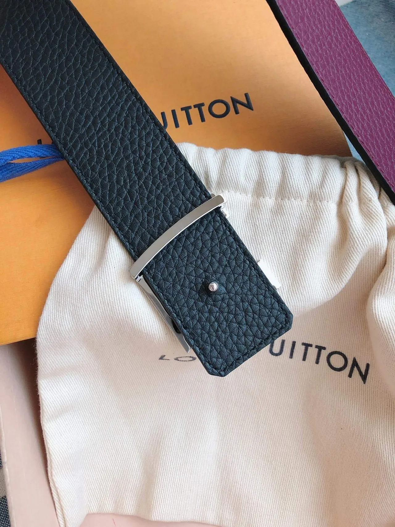 Louis Vuitton LV Cinturón de Cuero Granulado Burdeos 6