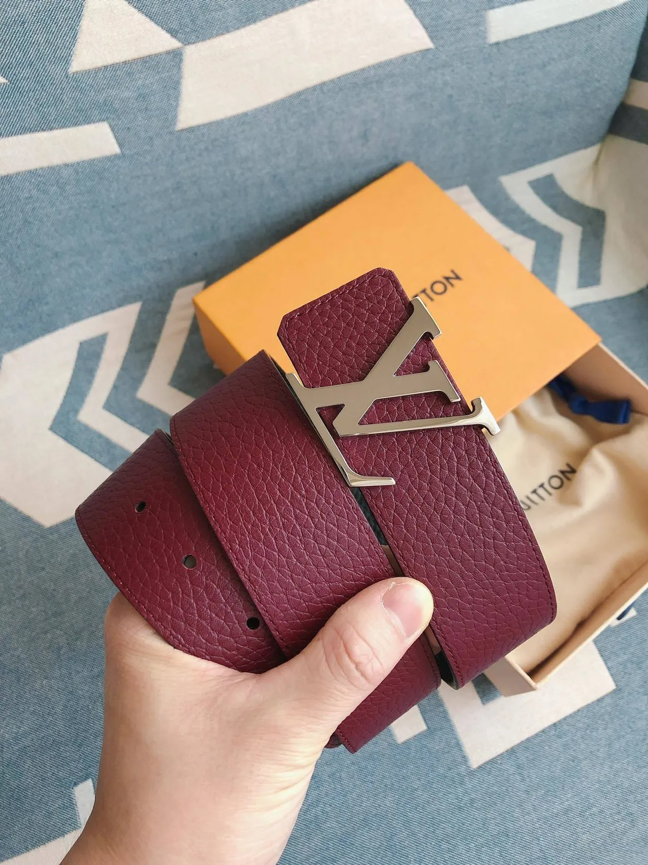 Louis Vuitton LV Cinturón de Cuero Granulado Burdeos 8