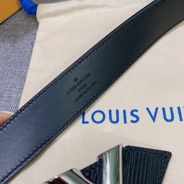 लुई विटन LV बेल्ट नेवी चांदी V-आकार पॉलिश्ड मेटल बकल टेक्स्चर्ड एम्बॉस्ड स्ट्रैप लेदर बेल्ट 5