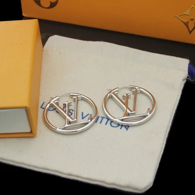Boucles d'oreilles Louis Vuitton LV Circle Hoop Gold Silver Circular Interlocking Monogram 3