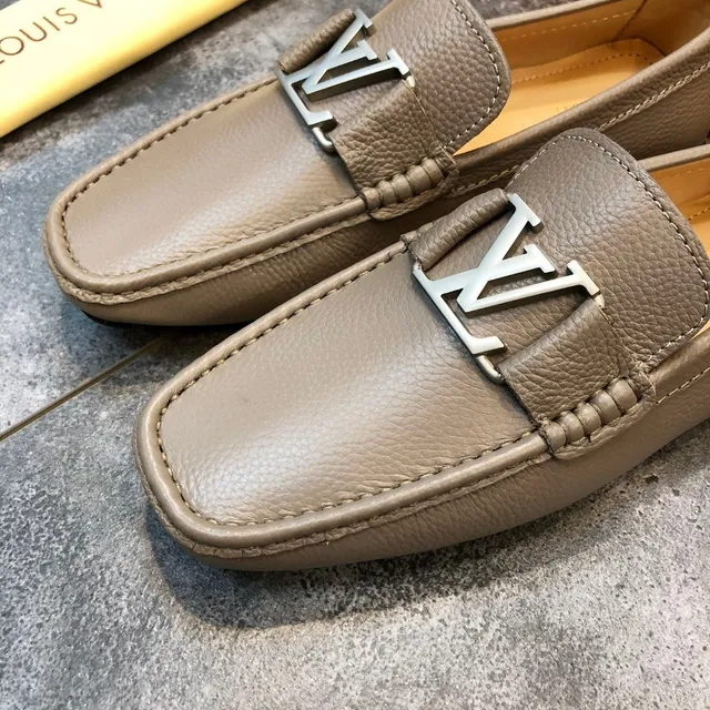 Louis Vuitton LV Loafer Bege Couro Granulado Fivela de Metal Mocassins 4