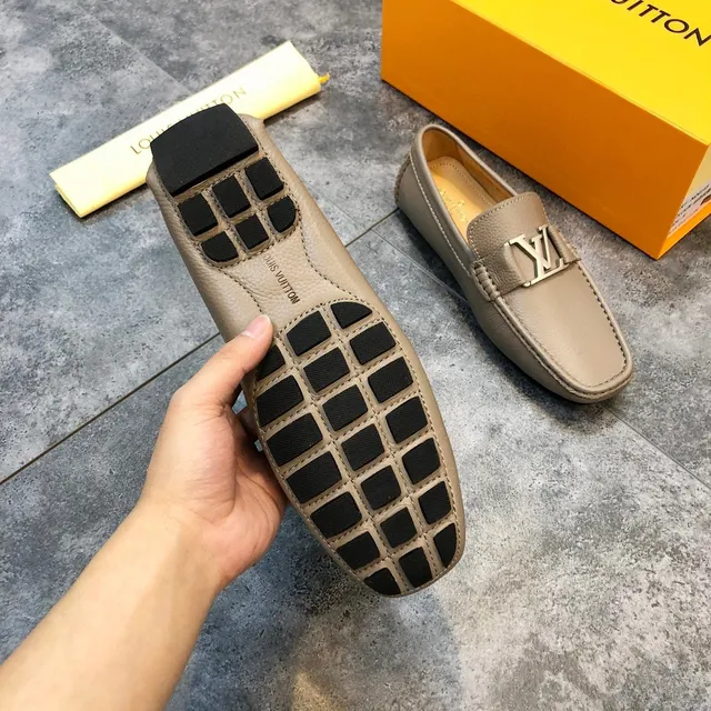 Louis Vuitton LV Loafer Bege Couro Granulado Fivela de Metal Mocassins 6