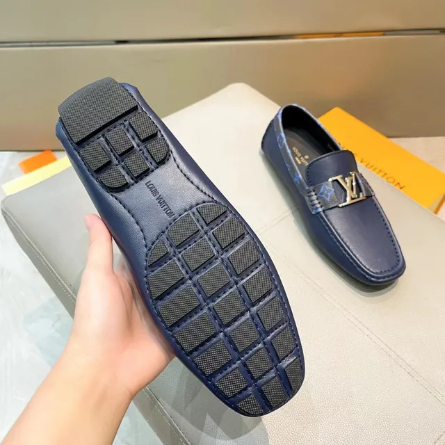 Louis Vuitton LV Mocassim Marinho Couro Granulado Fivela de Metal Mocassins 2