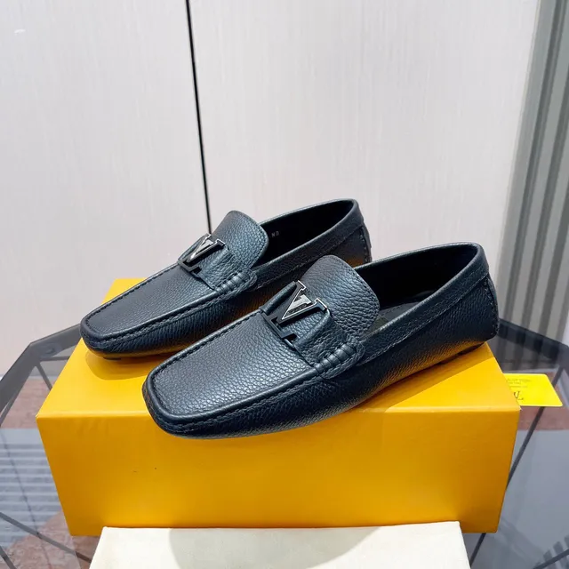 Louis Vuitton LV Mocassim Marinho Couro Granulado Fivela de Metal Mocassins 3