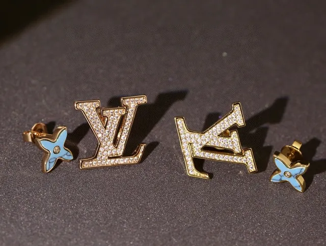 Louis Vuitton LV মোনোগ্রাম এবং ফুল স্টাড ইয়ারিংস 2