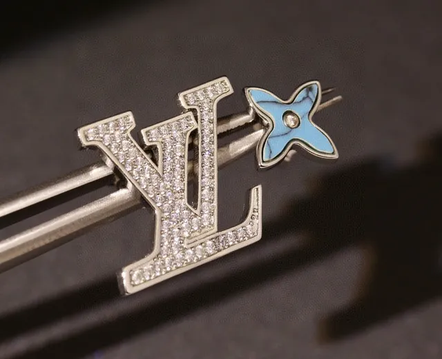 Louis Vuitton LV মোনোগ্রাম এবং ফুল স্টাড ইয়ারিংস 4