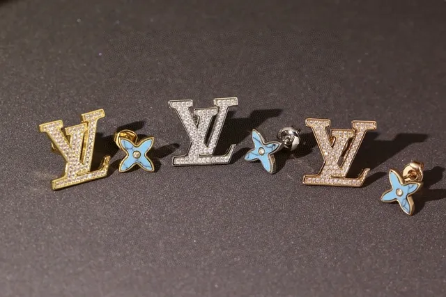 Louis Vuitton LV মোনোগ্রাম এবং ফুল স্টাড ইয়ারিংস 7