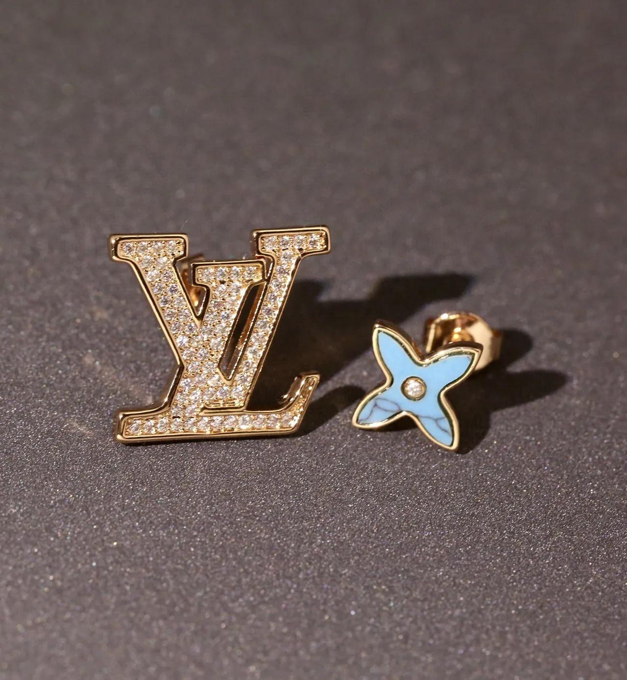 Louis Vuitton LV মোনোগ্রাম এবং ফুল স্টাড ইয়ারিংস 9