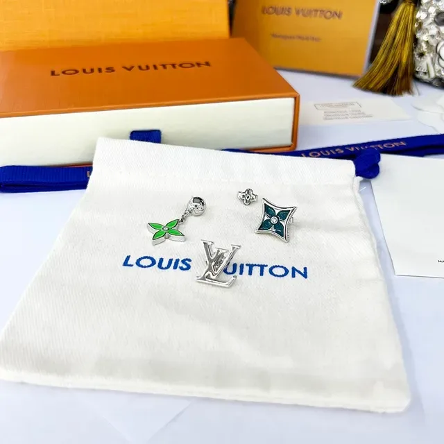 Louis Vuitton LV Sunrise Pendientes Asimétricos Gota Esmaltados Cuatro Hojas Verde Plateado 2
