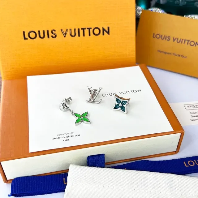 Louis Vuitton LV Sunrise Pendientes Asimétricos Gota Esmaltados Cuatro Hojas Verde Plateado 3