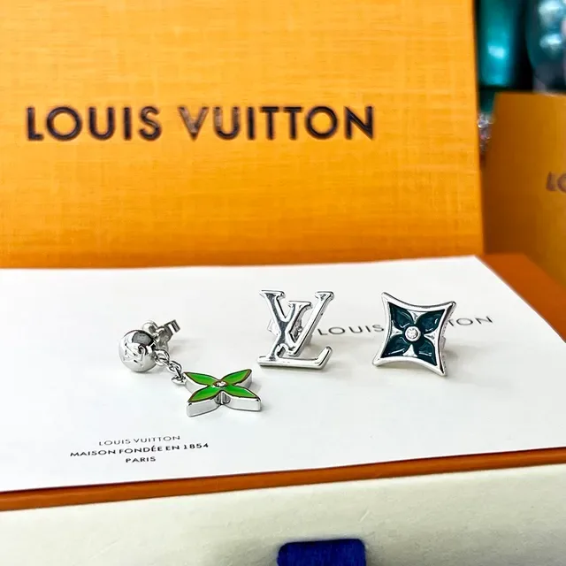 Louis Vuitton LV Sunrise Pendientes Asimétricos Gota Esmaltados Cuatro Hojas Verde Plateado 4