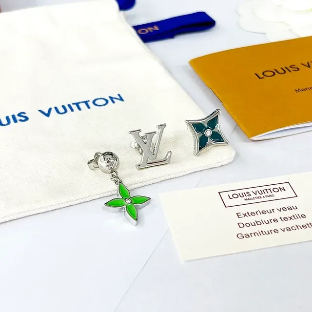 Louis Vuitton LV Sunrise Pendientes Asimétricos Gota Esmaltados Cuatro Hojas Verde Plateado 7