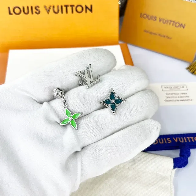 Louis Vuitton LV Sunrise Pendientes Asimétricos Gota Esmaltados Cuatro Hojas Verde Plateado 9