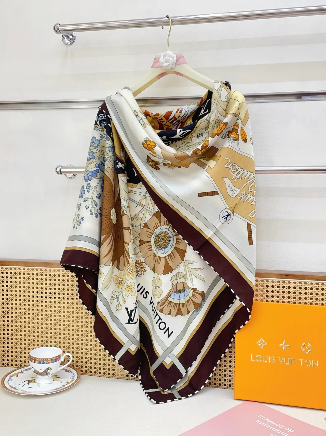 Louis Vuitton LV Sweet Escape pañuelo de seda floral ilustrado 3