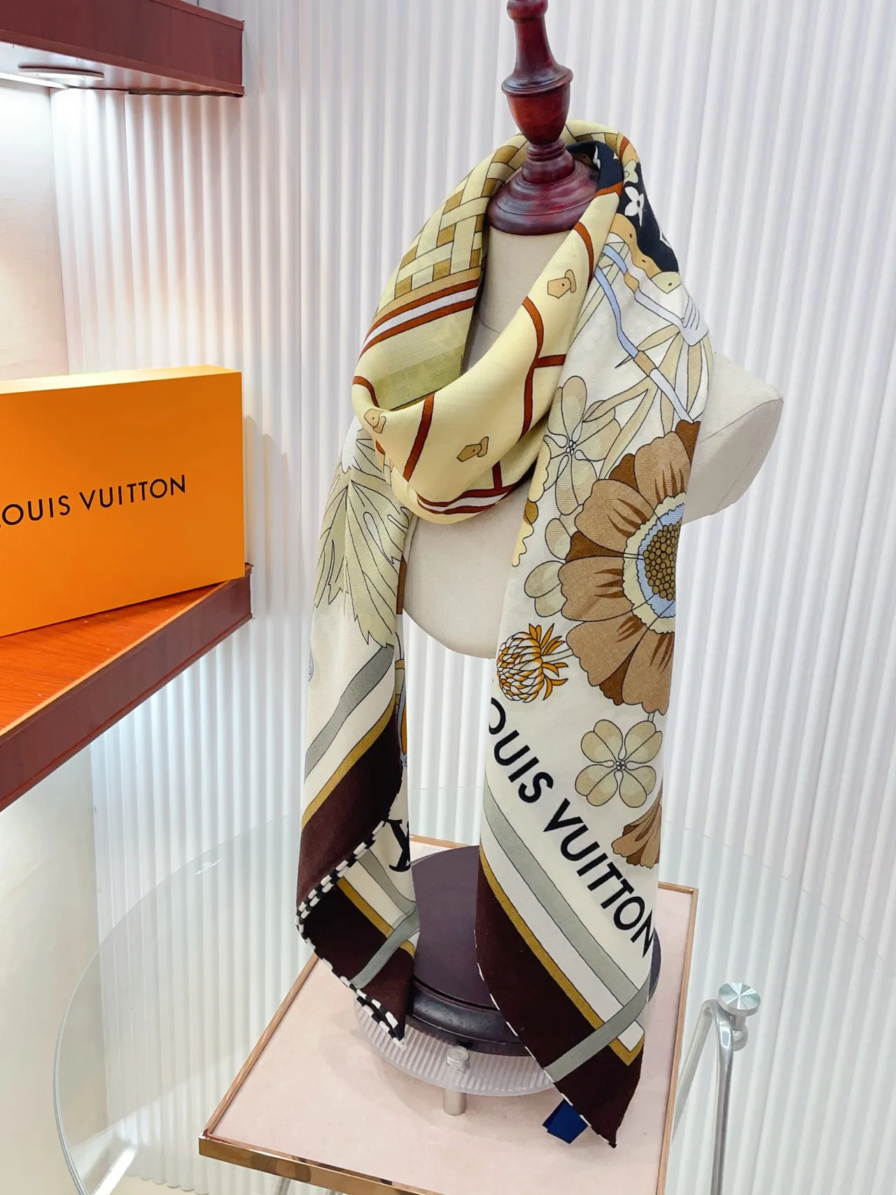 Louis Vuitton LV Sweet Escape pañuelo de seda floral ilustrado 4