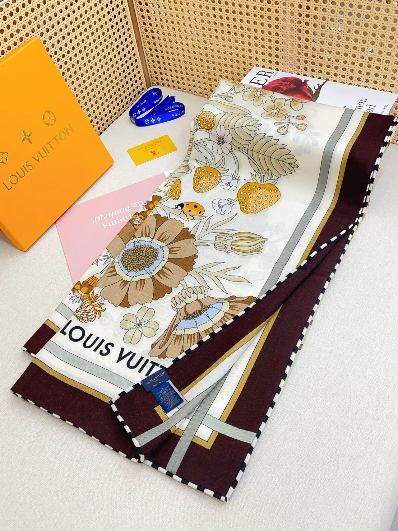 Louis Vuitton LV Sweet Escape pañuelo de seda floral ilustrado 6