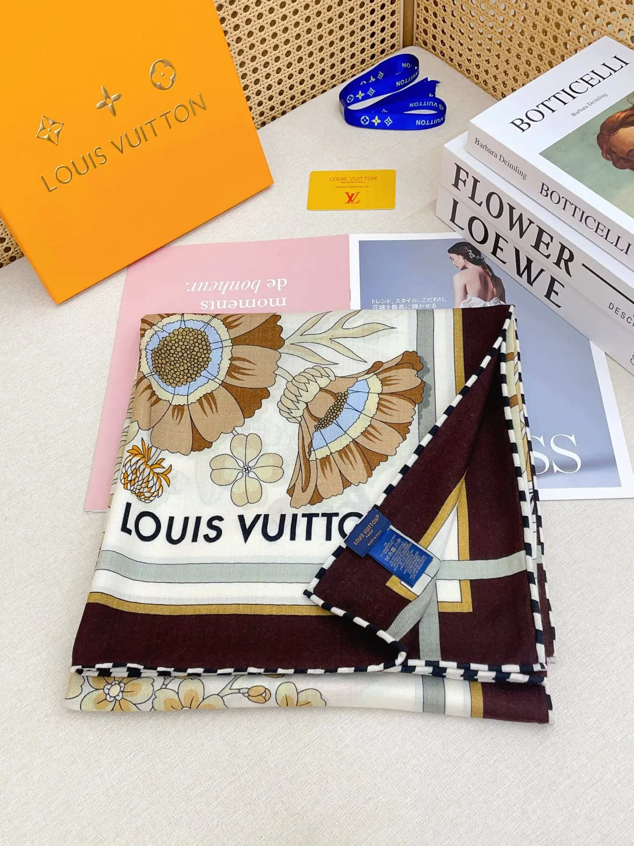 Louis Vuitton LV Sweet Escape pañuelo de seda floral ilustrado 8