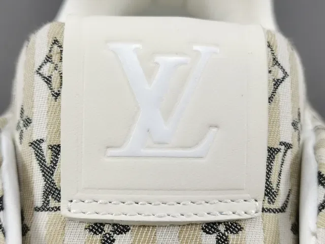 Louis Vuitton LV Trainer Beige Blanco Monogram Canvas Upper Suela Gruesa Multicapa Lifestyle Sneakers 4