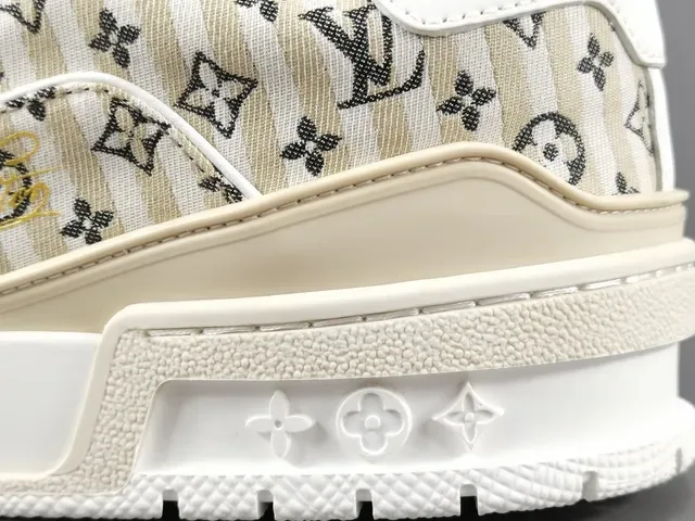 Louis Vuitton LV Trainer Beige Blanco Monogram Canvas Upper Suela Gruesa Multicapa Lifestyle Sneakers 7