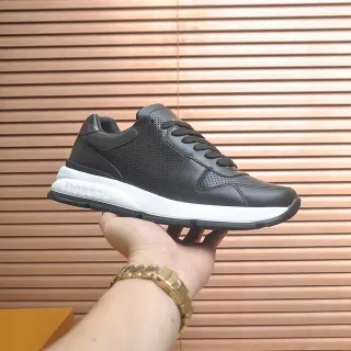 Louis Vuitton LV Trainer tênis lifestyle pretos e brancos