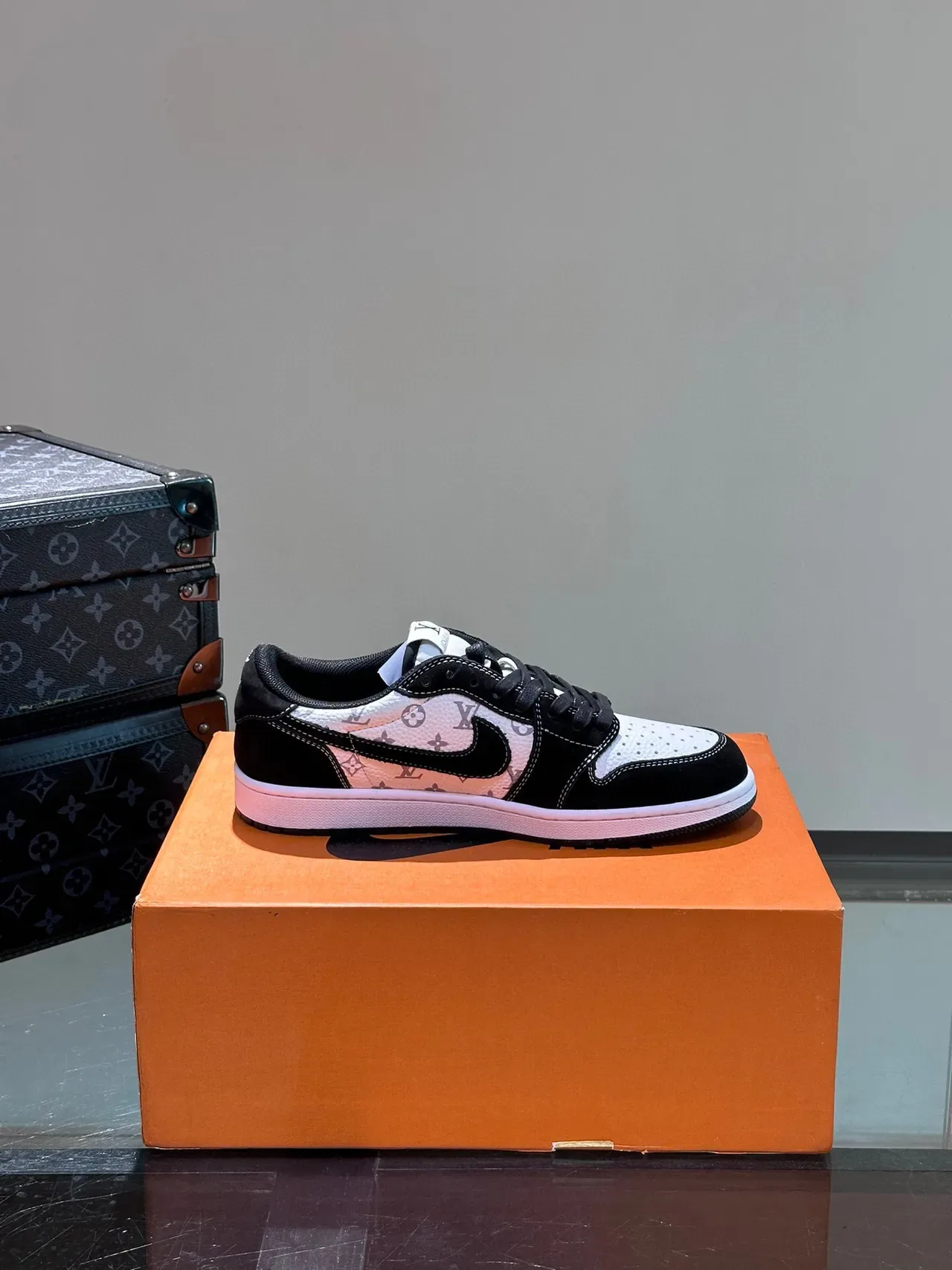 Louis Vuitton LV Trainer Tênis Lifestyle Preto e Branco Monograma Canvas Suede Overlays 2