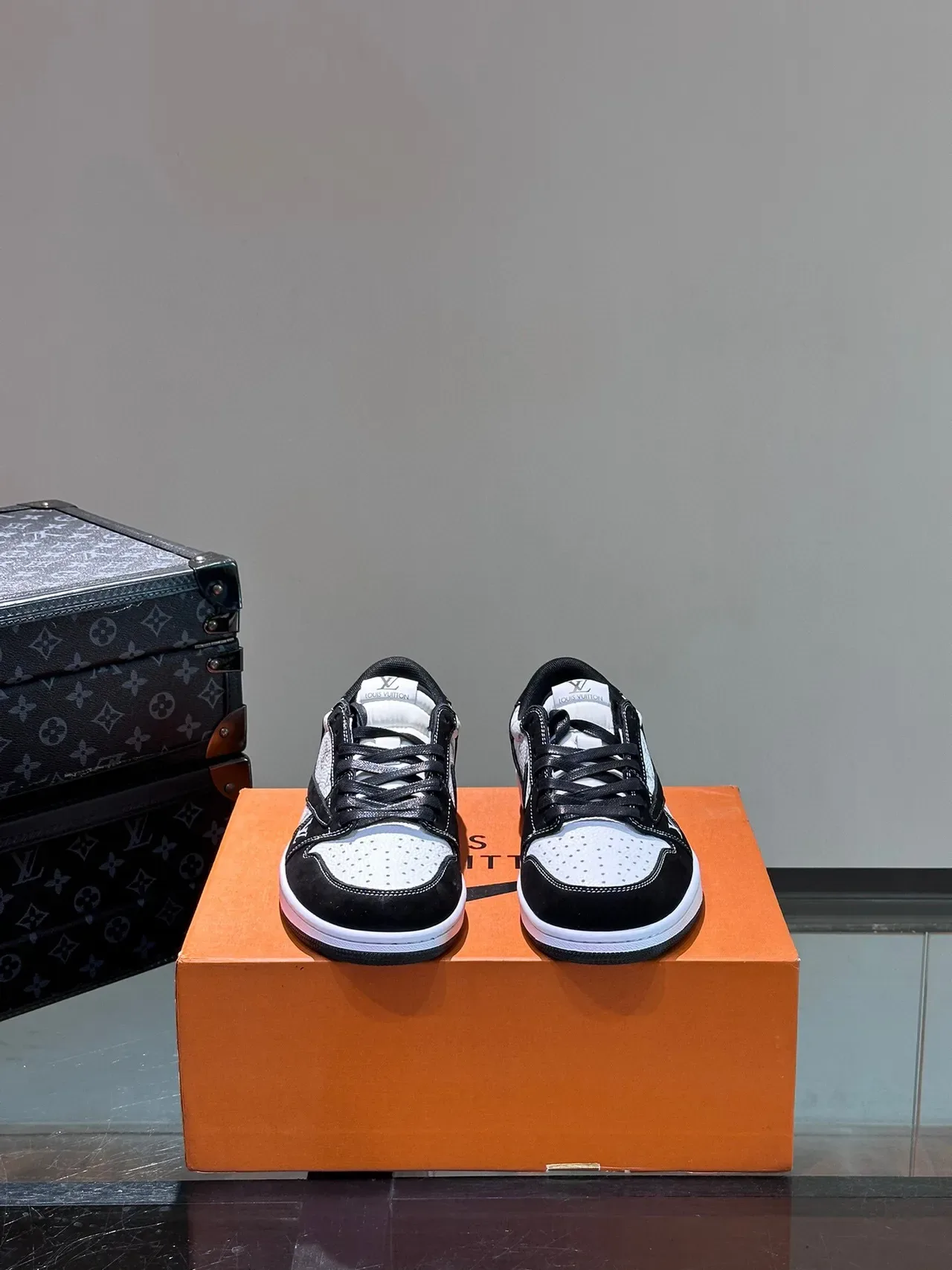 Louis Vuitton LV Trainer Tênis Lifestyle Preto e Branco Monograma Canvas Suede Overlays 3