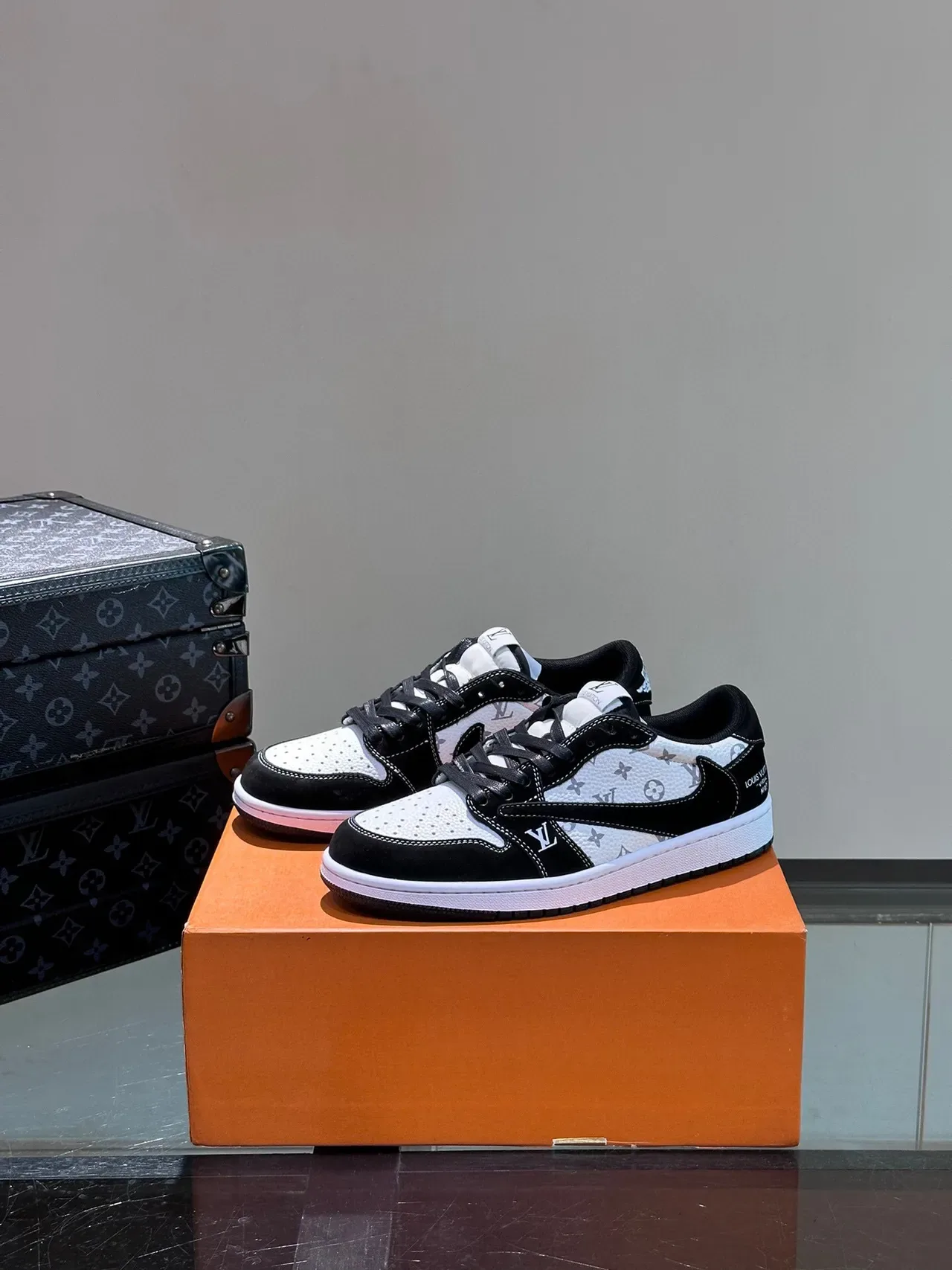 Louis Vuitton LV Trainer Tênis Lifestyle Preto e Branco Monograma Canvas Suede Overlays 4