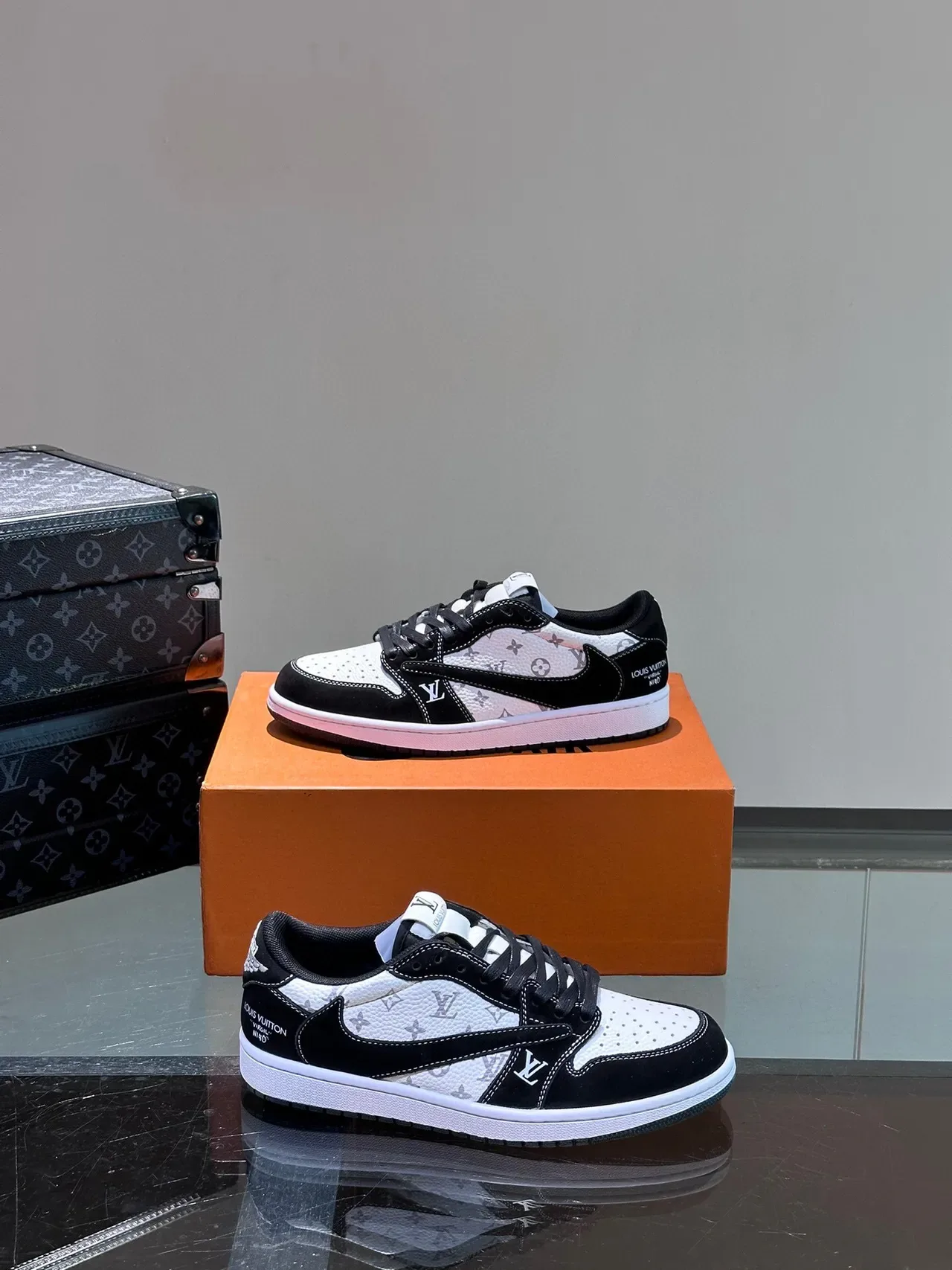 Louis Vuitton LV Trainer Tênis Lifestyle Preto e Branco Monograma Canvas Suede Overlays 5