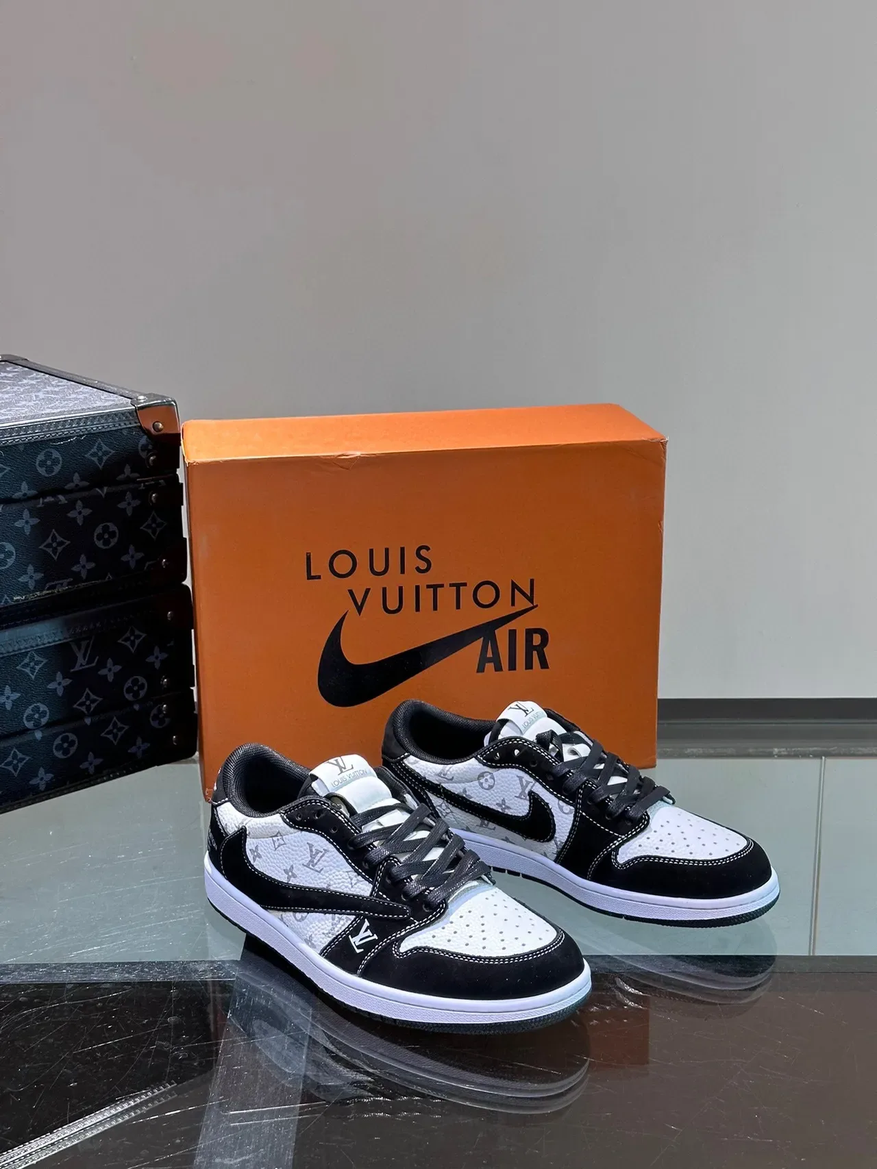 Louis Vuitton LV Trainer Tênis Lifestyle Preto e Branco Monograma Canvas Suede Overlays 6