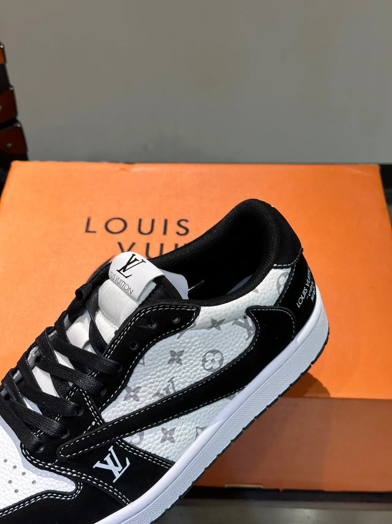Louis Vuitton LV Trainer Tênis Lifestyle Preto e Branco Monograma Canvas Suede Overlays 7