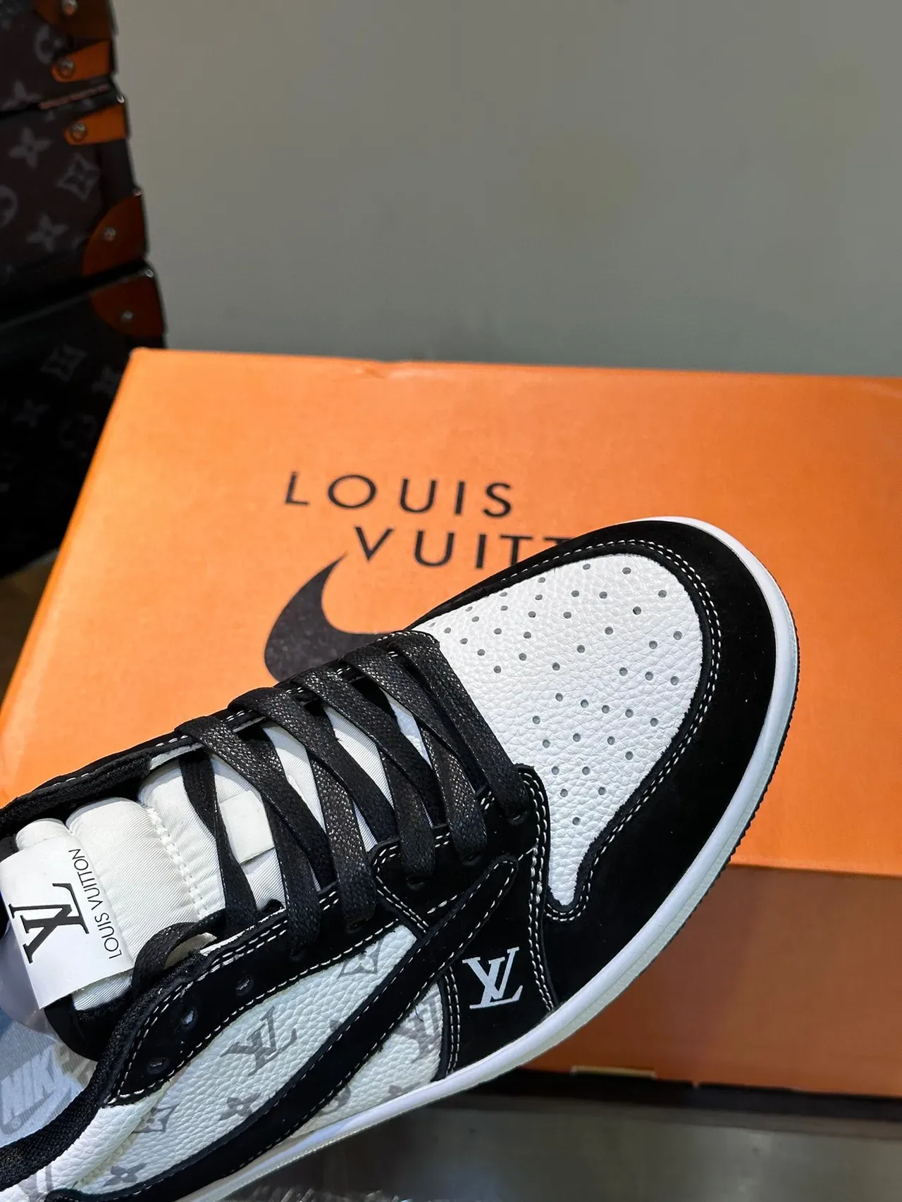 Louis Vuitton LV Trainer Tênis Lifestyle Preto e Branco Monograma Canvas Suede Overlays 8