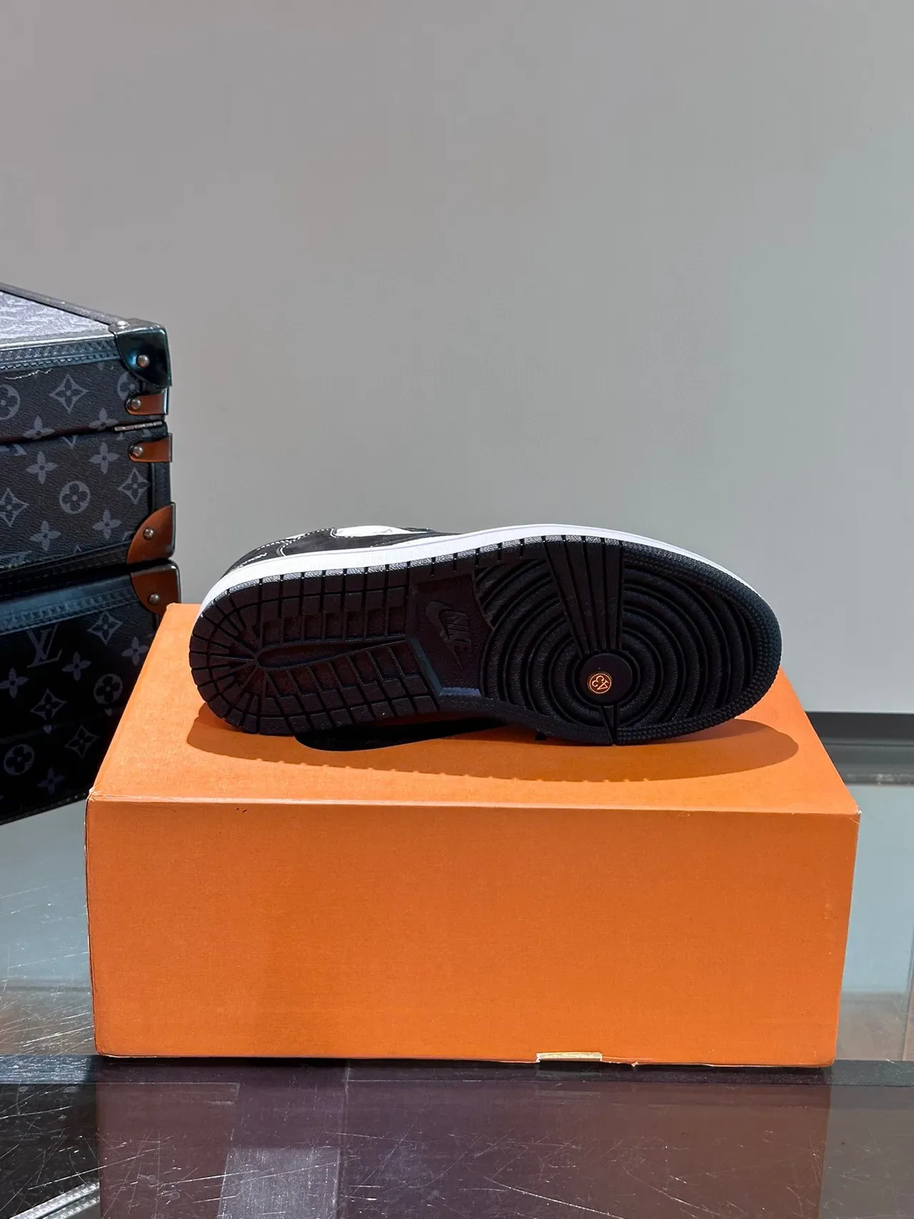 Louis Vuitton LV Trainer Tênis Lifestyle Preto e Branco Monograma Canvas Suede Overlays 9