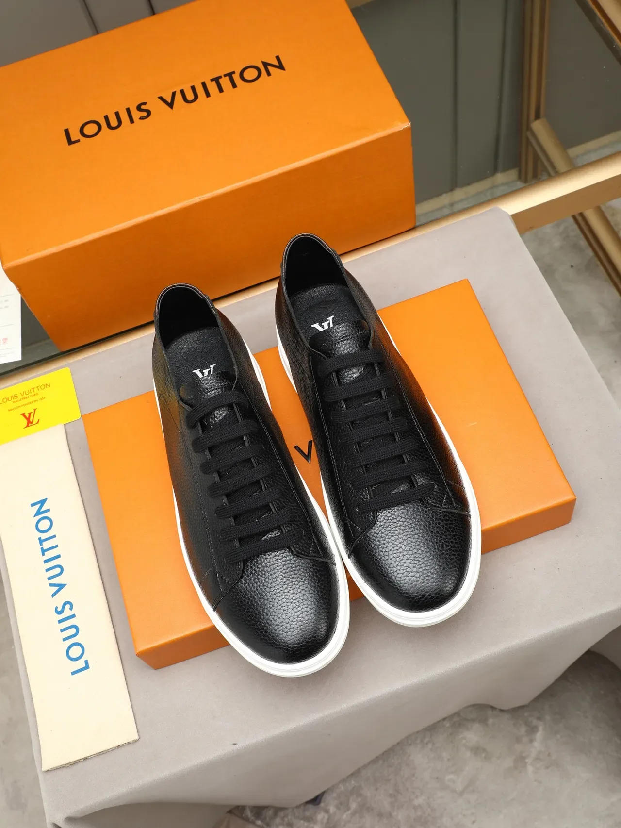 Louis Vuitton LV Trainer Preto Branco Couro Pebbled Superior Embossed Monogram Sola Lifestyle Sneakers 2