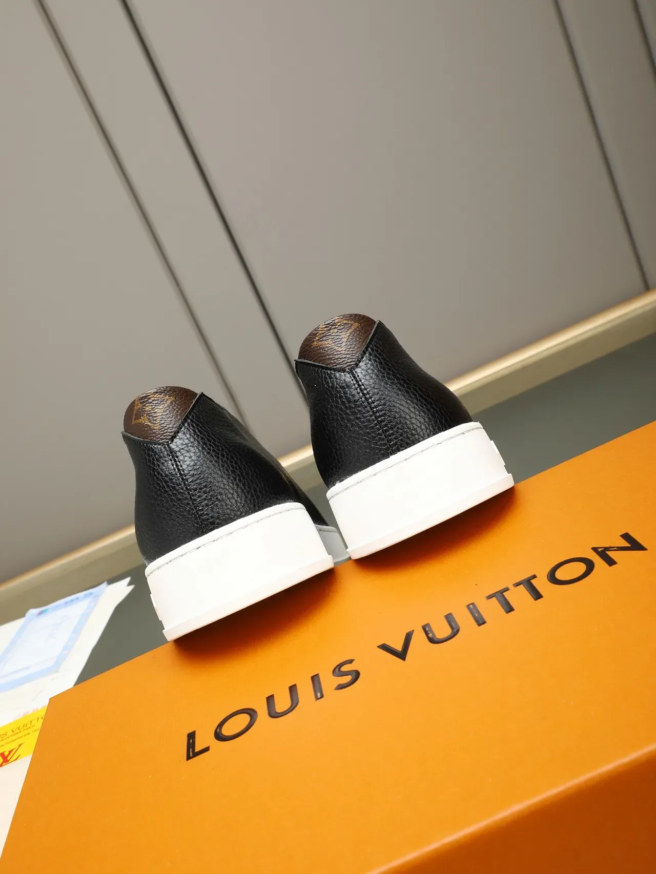 Louis Vuitton LV Trainer Preto Branco Couro Pebbled Superior Embossed Monogram Sola Lifestyle Sneakers 3