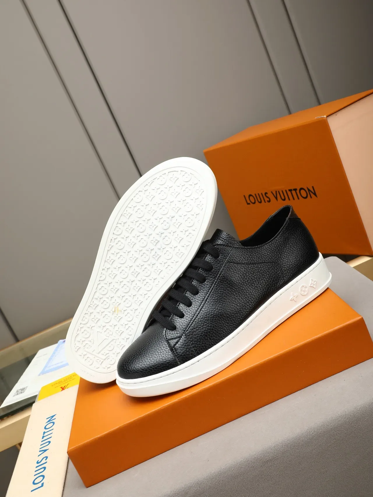 Louis Vuitton LV Trainer Preto Branco Couro Pebbled Superior Embossed Monogram Sola Lifestyle Sneakers 4