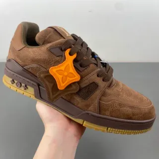 Louis Vuitton LV Trainer Marrom Laranja Camadas de Camurça e Malha Superior Superposição de Cage Esculpida Sneakers Estilo de Vida