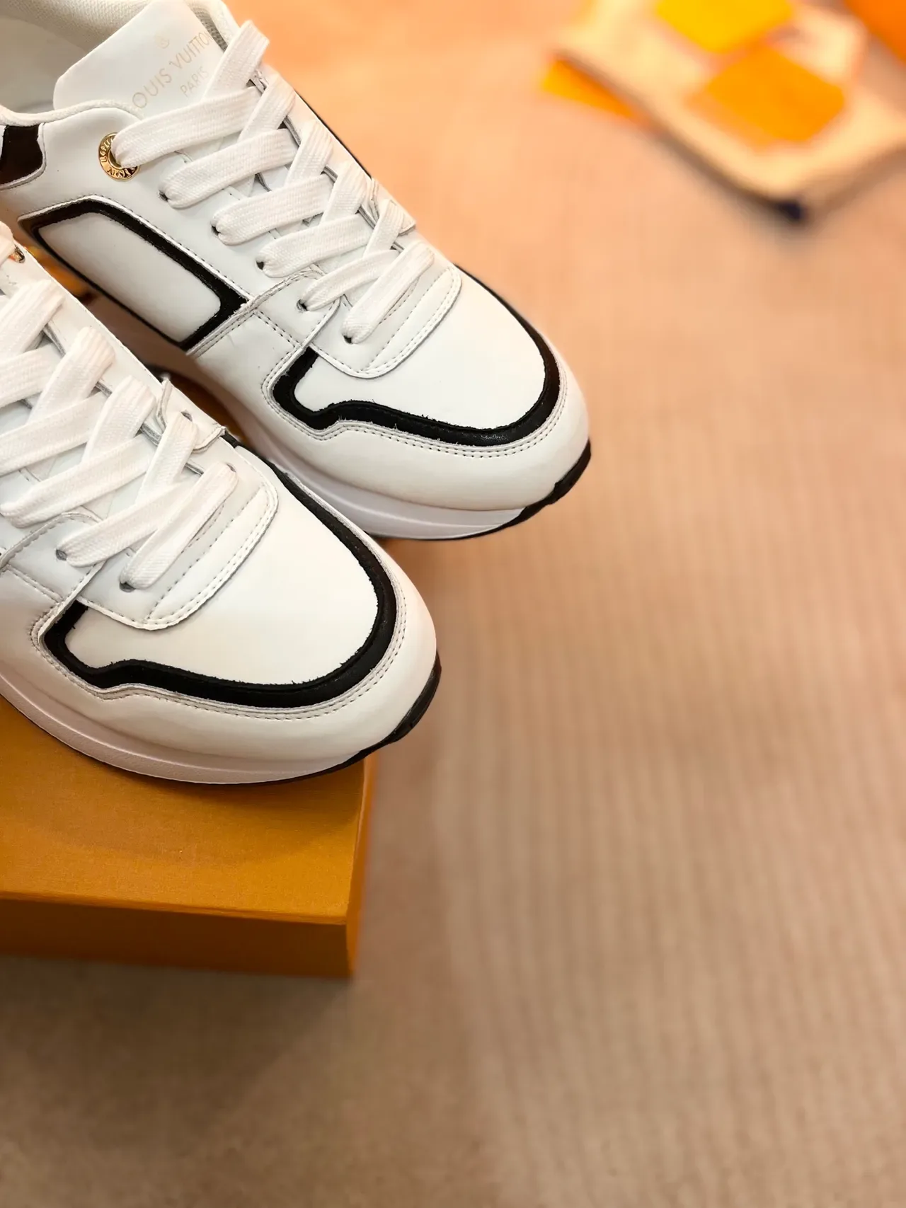 Louis Vuitton LV Trainer Tênis Lifestyle Branco e Preto Couro Superior com Tubo Contraste 3