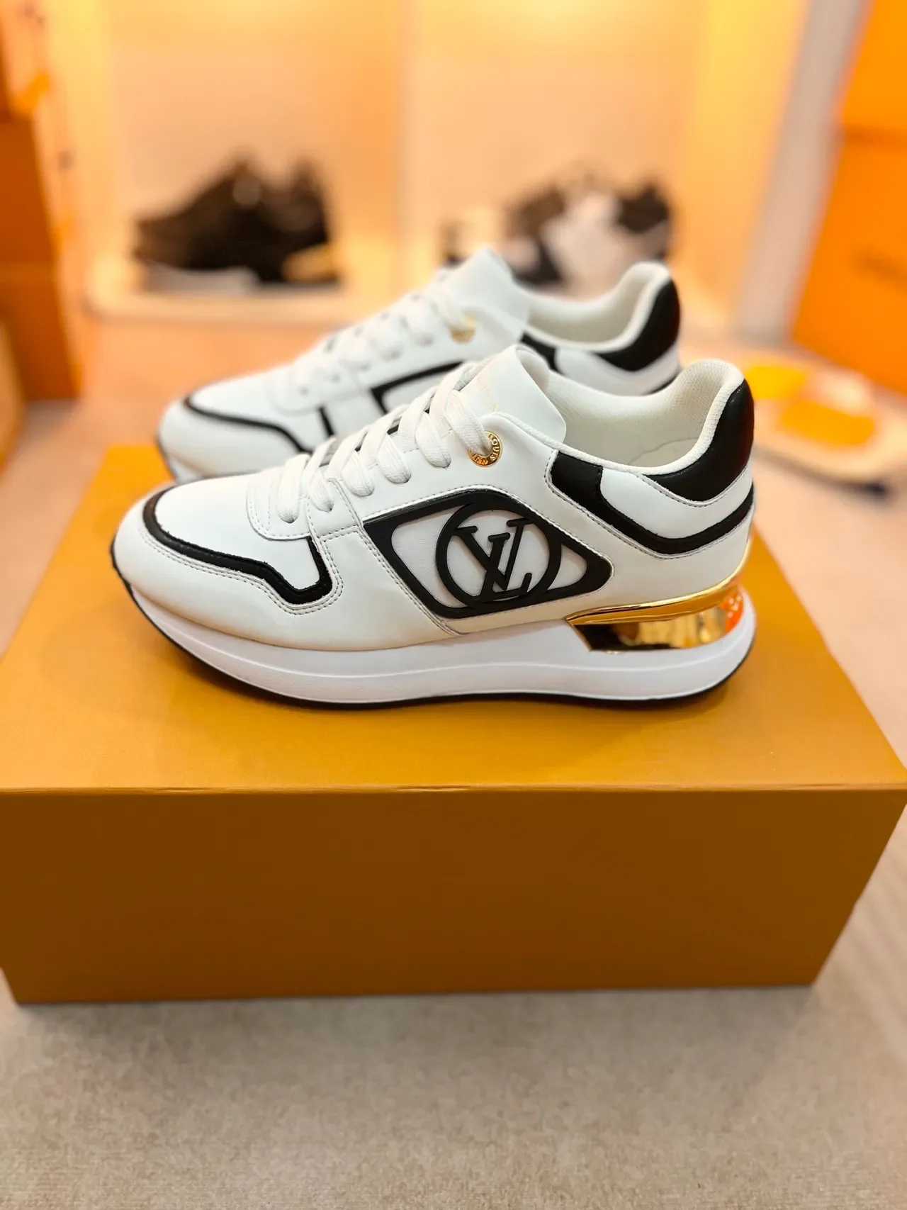 Louis Vuitton LV Trainer Tênis Lifestyle Branco e Preto Couro Superior com Tubo Contraste 5