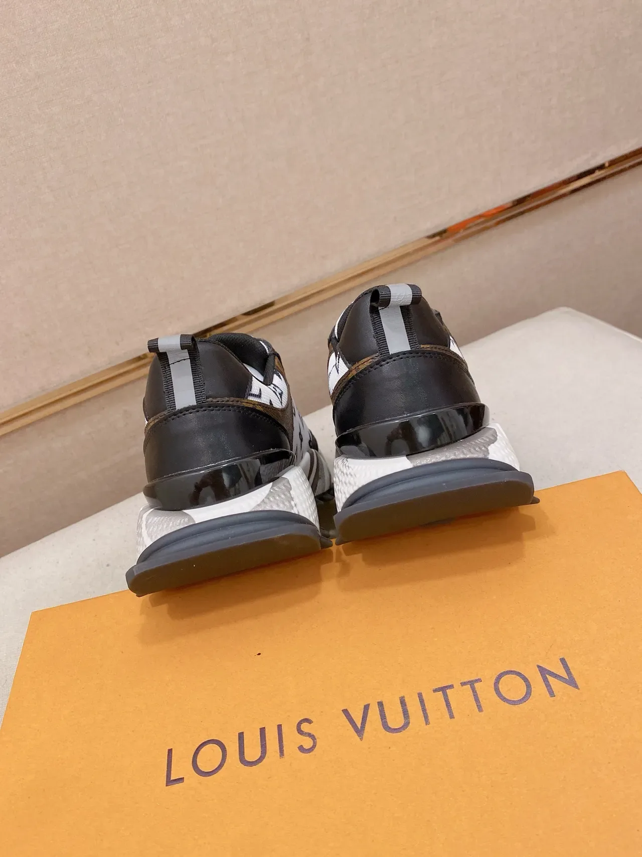 Louis Vuitton LV Trainer Blanco Marrón Monogram-Print Canvas Negro Cuero Accents Lifestyle Sneakers 3
