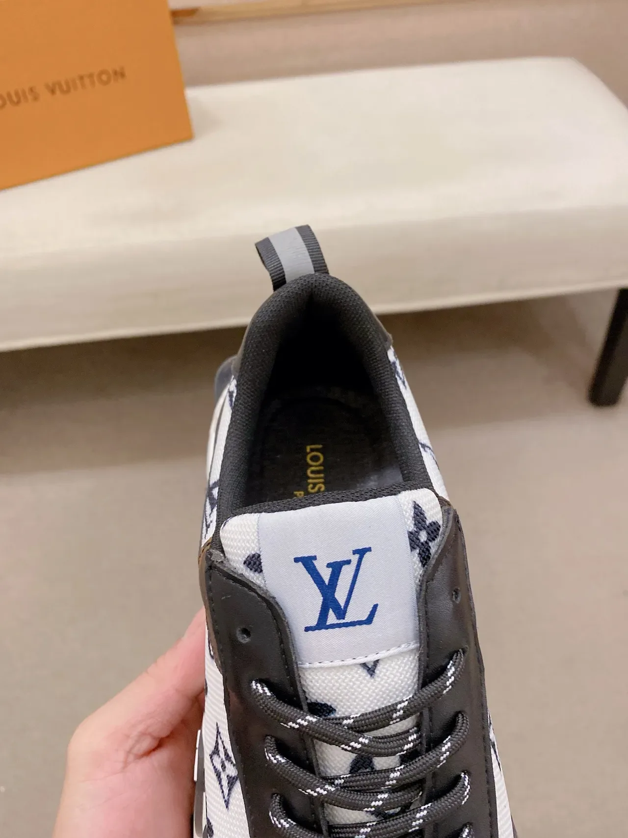 Louis Vuitton LV Trainer Blanco Marrón Monogram-Print Canvas Negro Cuero Accents Lifestyle Sneakers 4