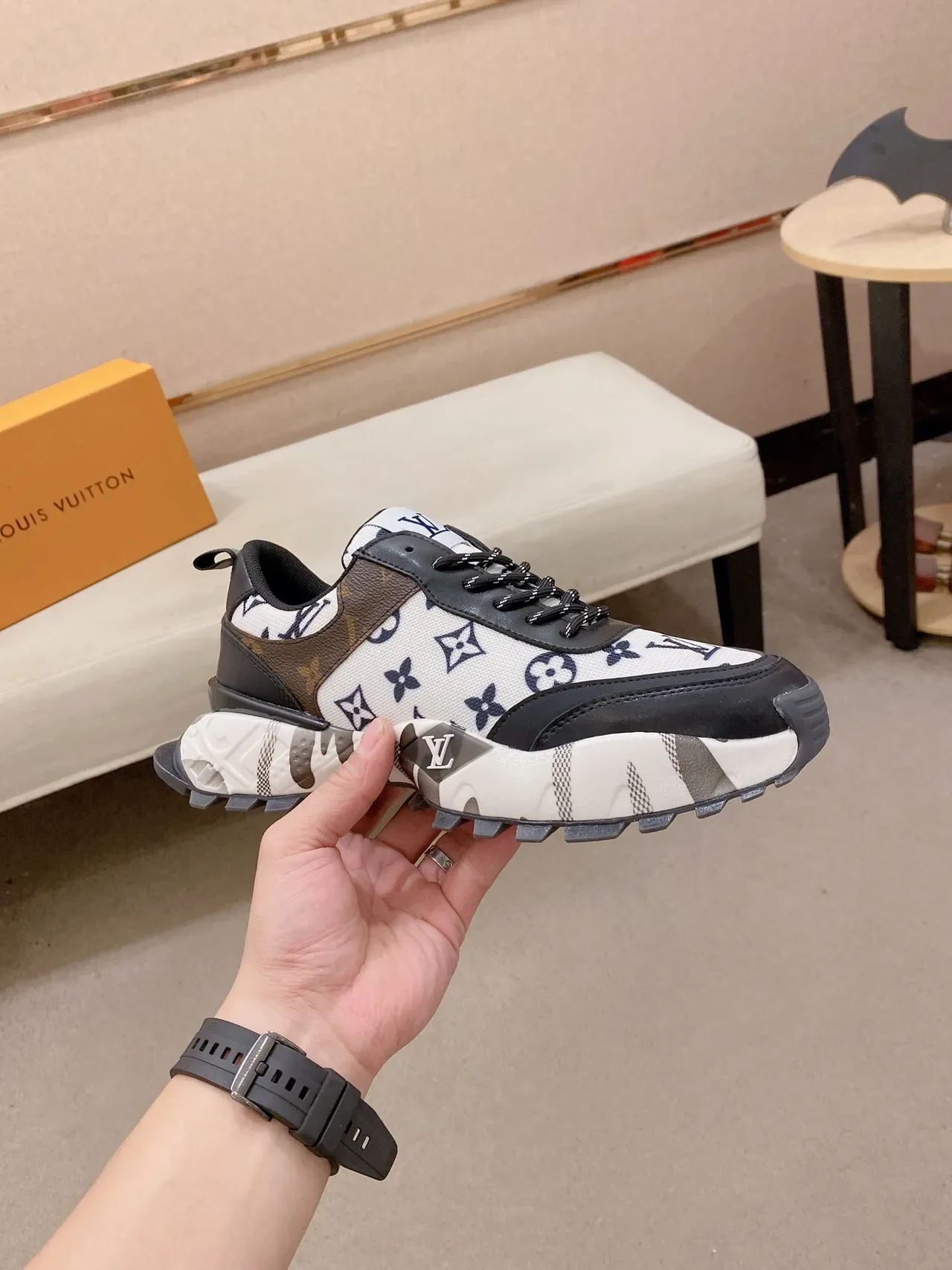 Louis Vuitton LV Trainer Blanco Marrón Monogram-Print Canvas Negro Cuero Accents Lifestyle Sneakers 5